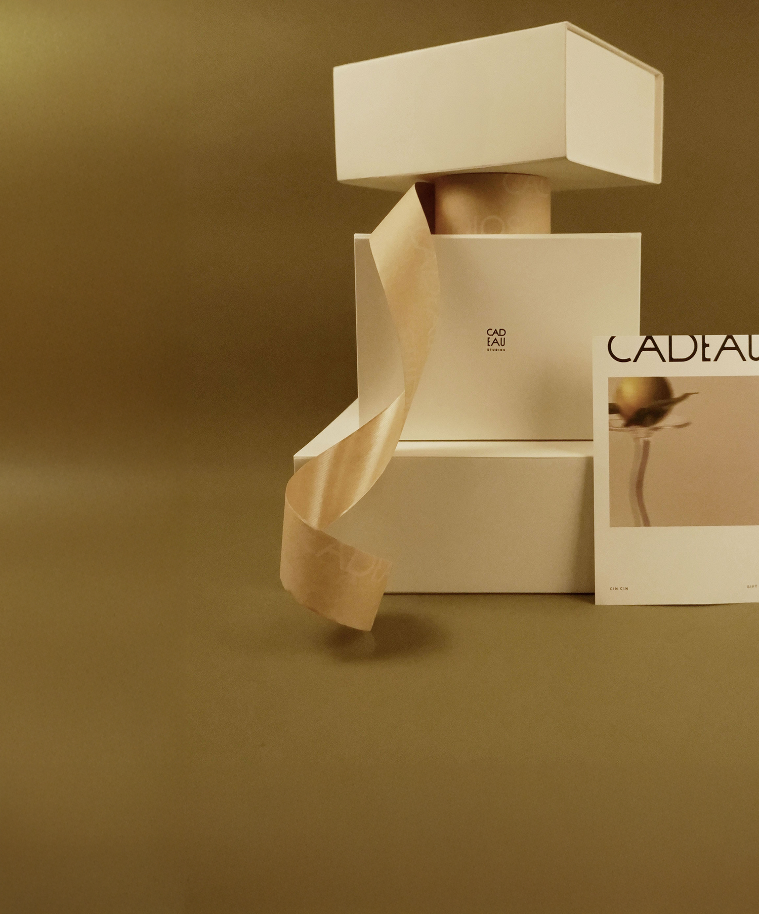 Cadeau packaging with a ribbon on a green background